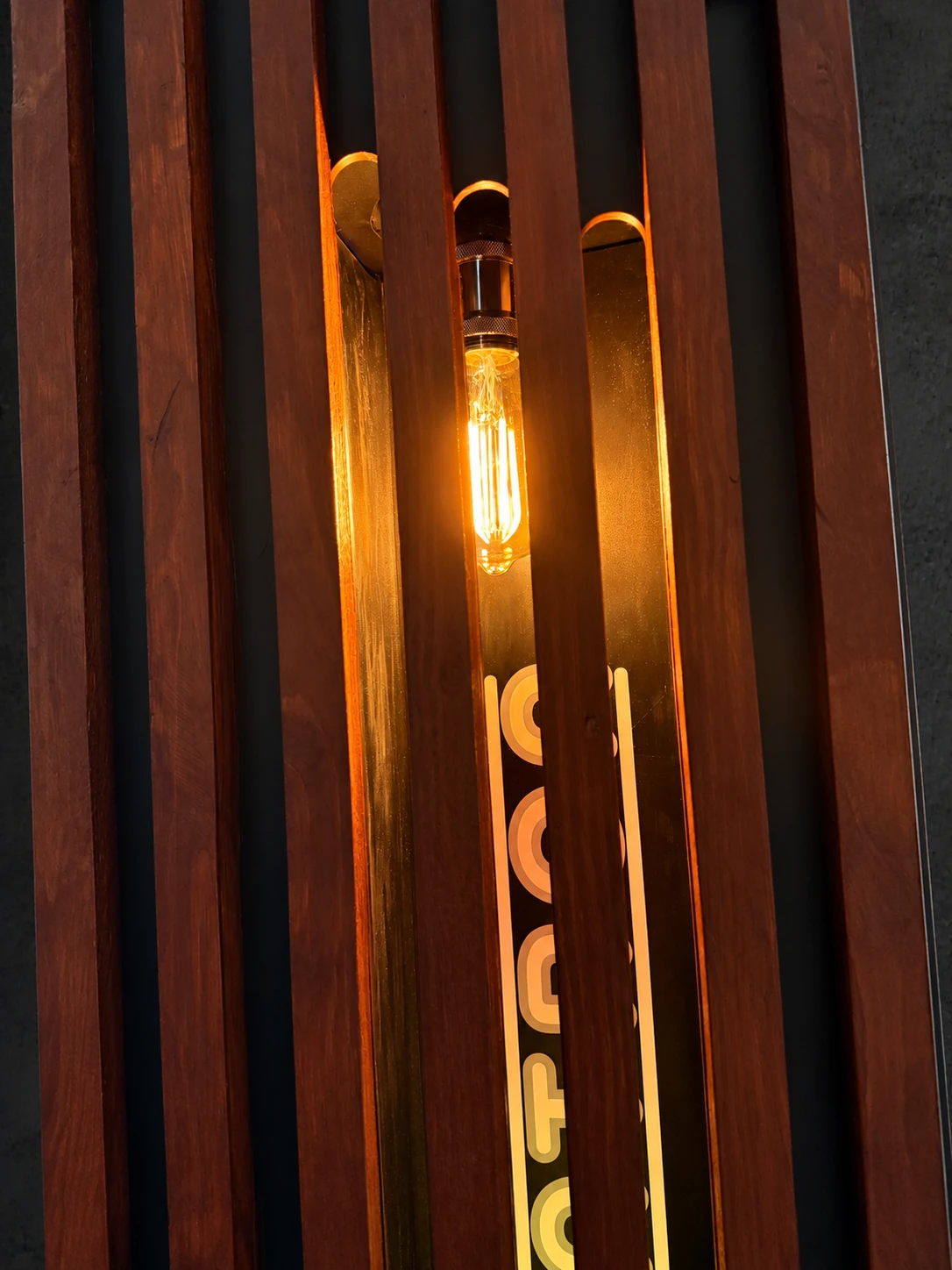 Novatron – Holzlamellen und warme Ambient-Glühbirne