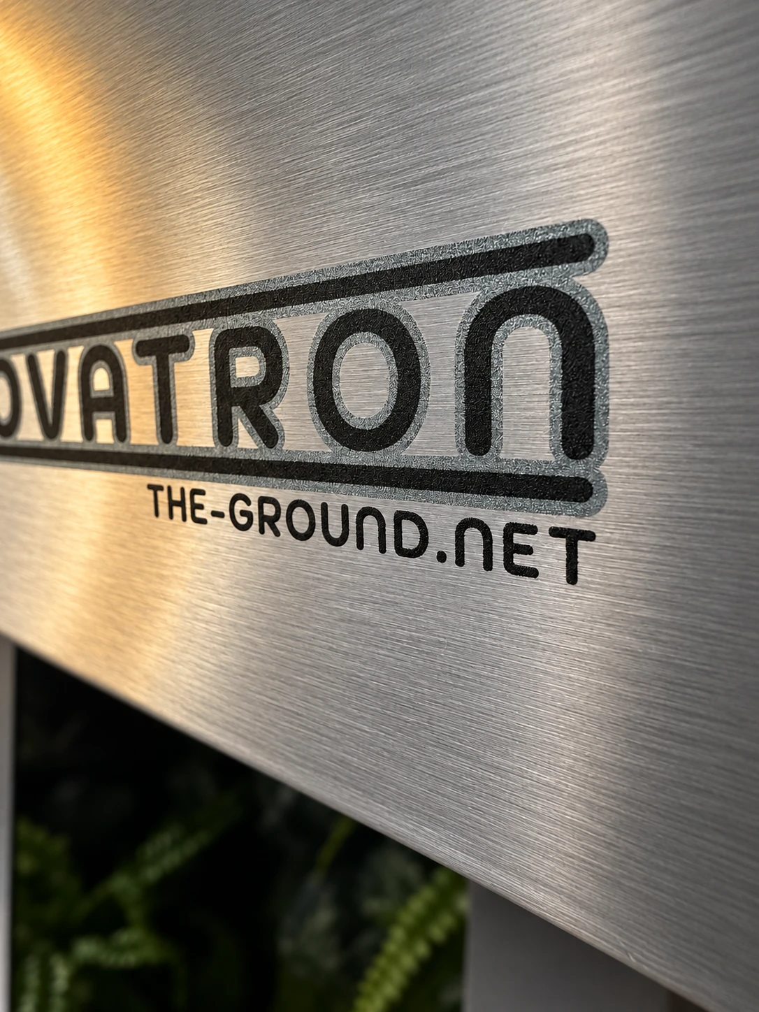 Novatron – Novatron-Schriftzug auf gebürstetem Aluminium