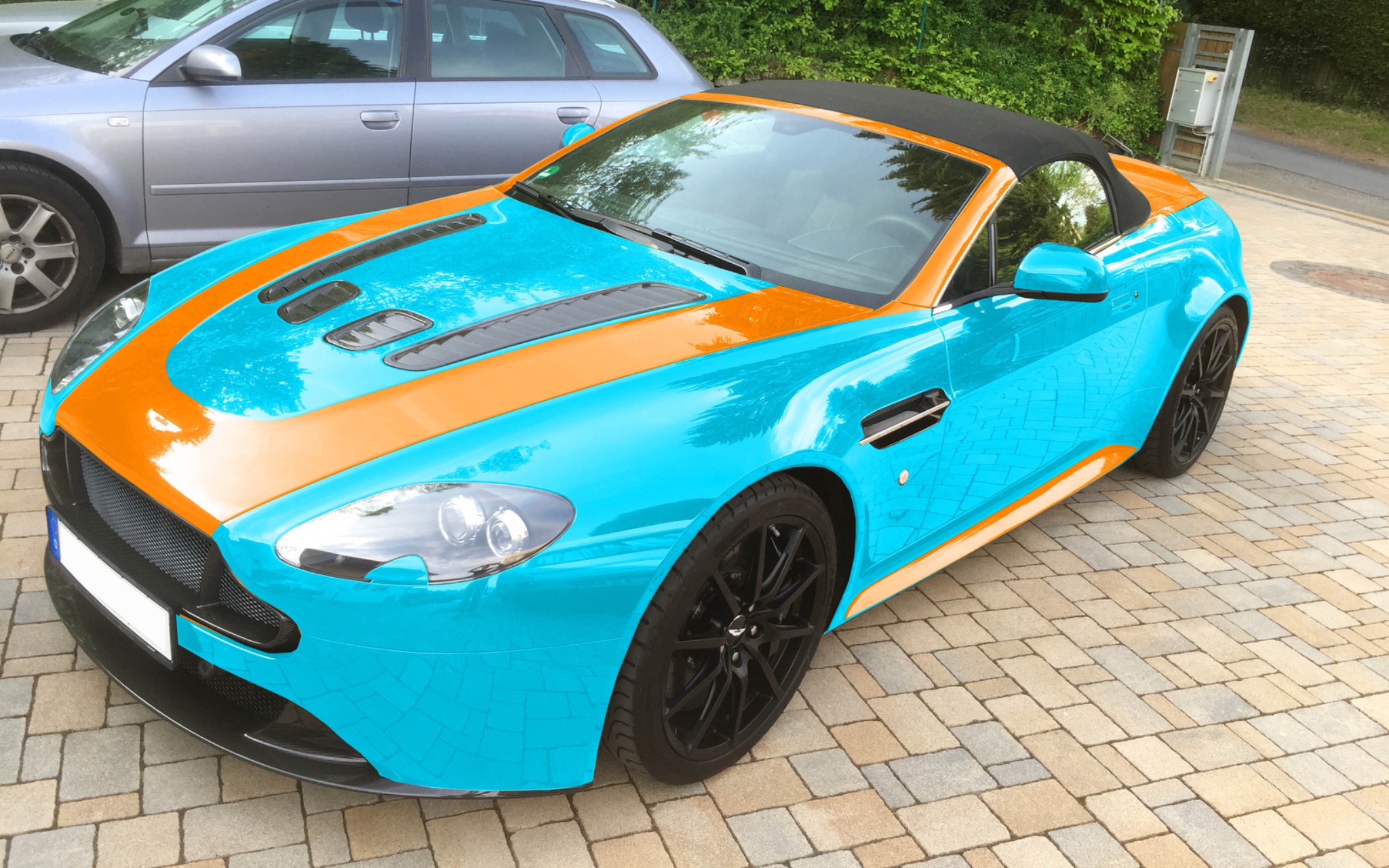 Aston Martin mit individuellem türkis-orangefarbenem Design