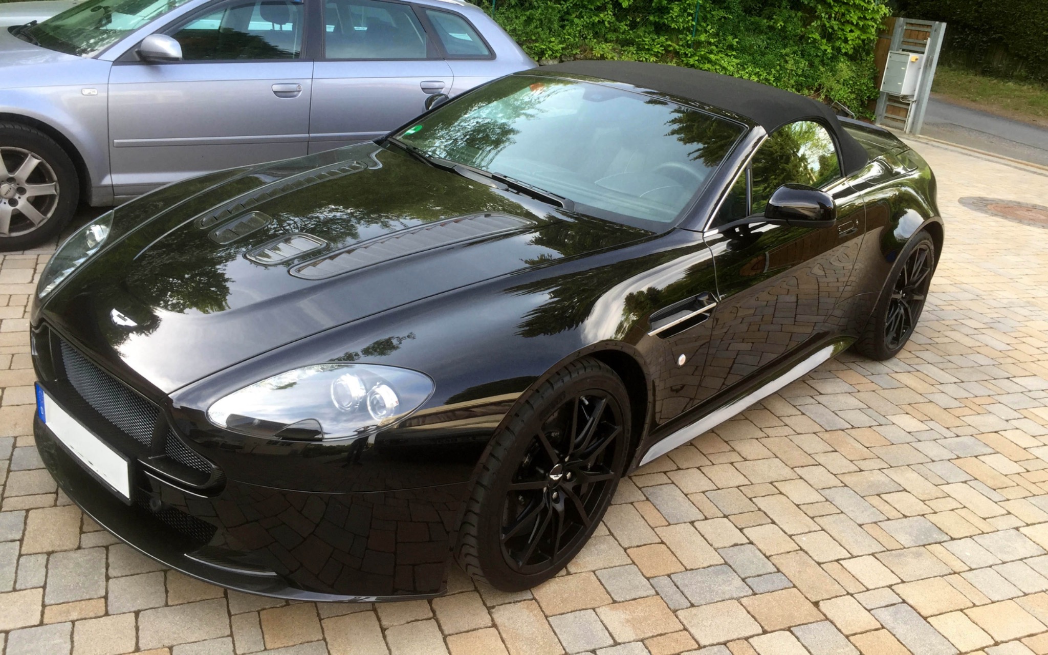 Aston Martin als schwarzes Serienfahrzeug