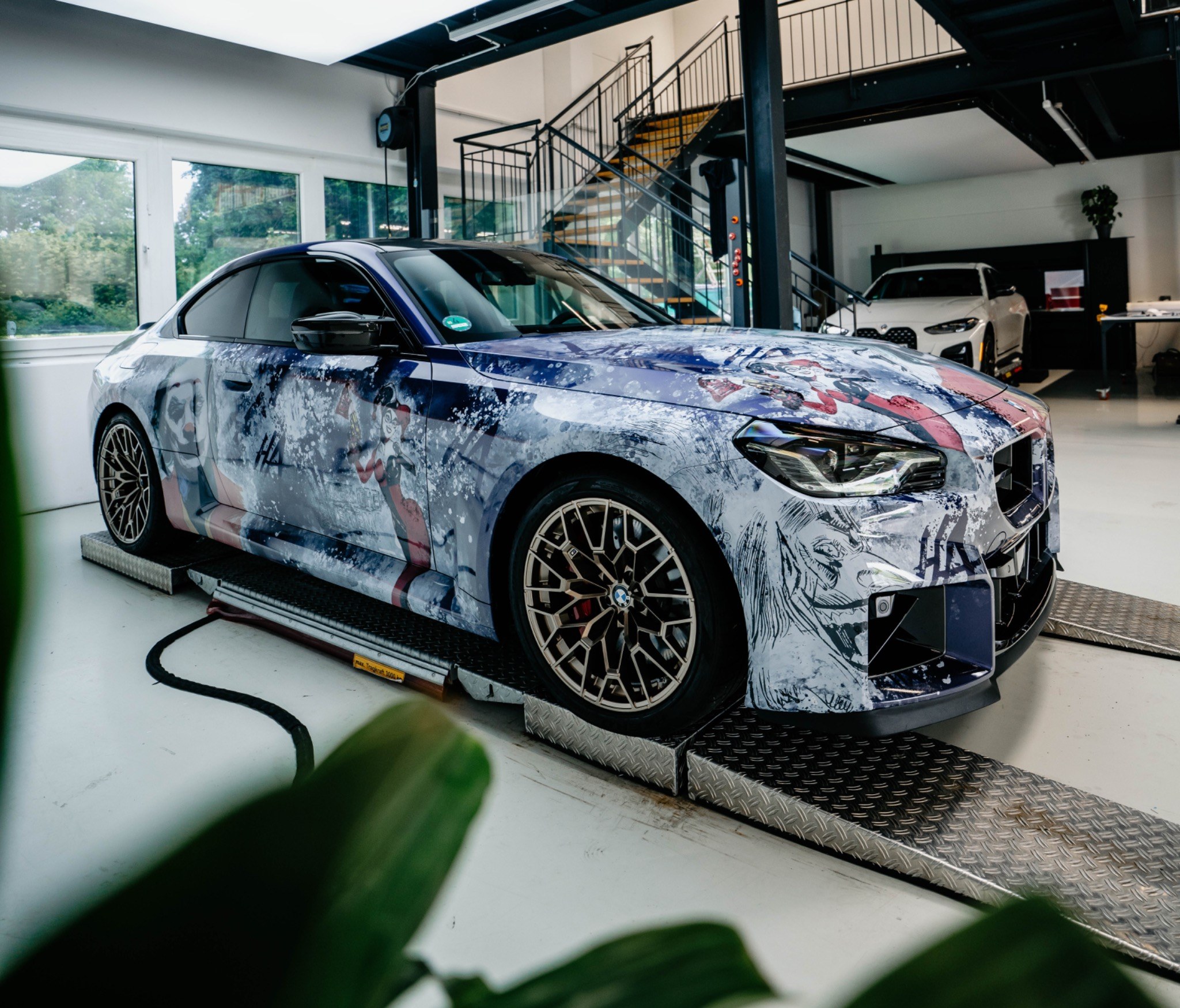 BMW M2 mit individueller Vollfolierung in der Werkstatt