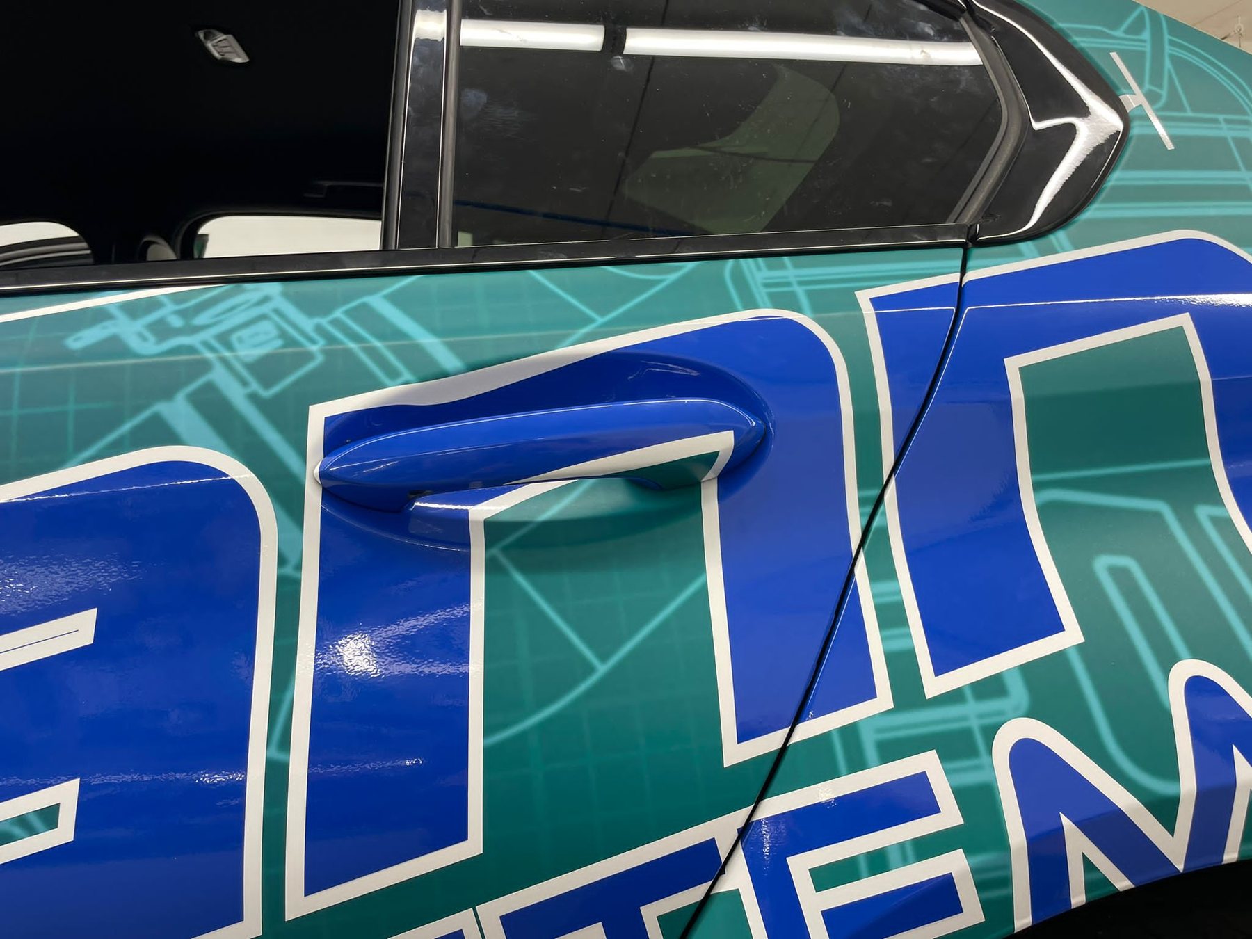 Detail der Eisenmann Fahrzeugfolierung am Türgriff