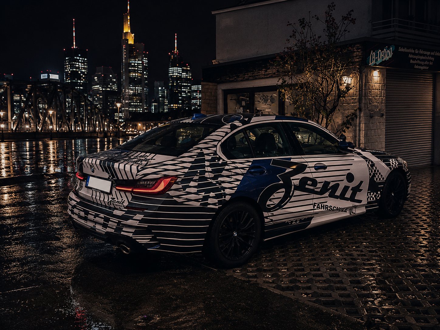 BMW Fahrschule Zenit Heckansicht in Frankfurt bei Nacht